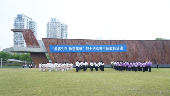 我校与侵华日军南京大屠杀遇难同胞纪念馆 共建立德树人师德教育基地