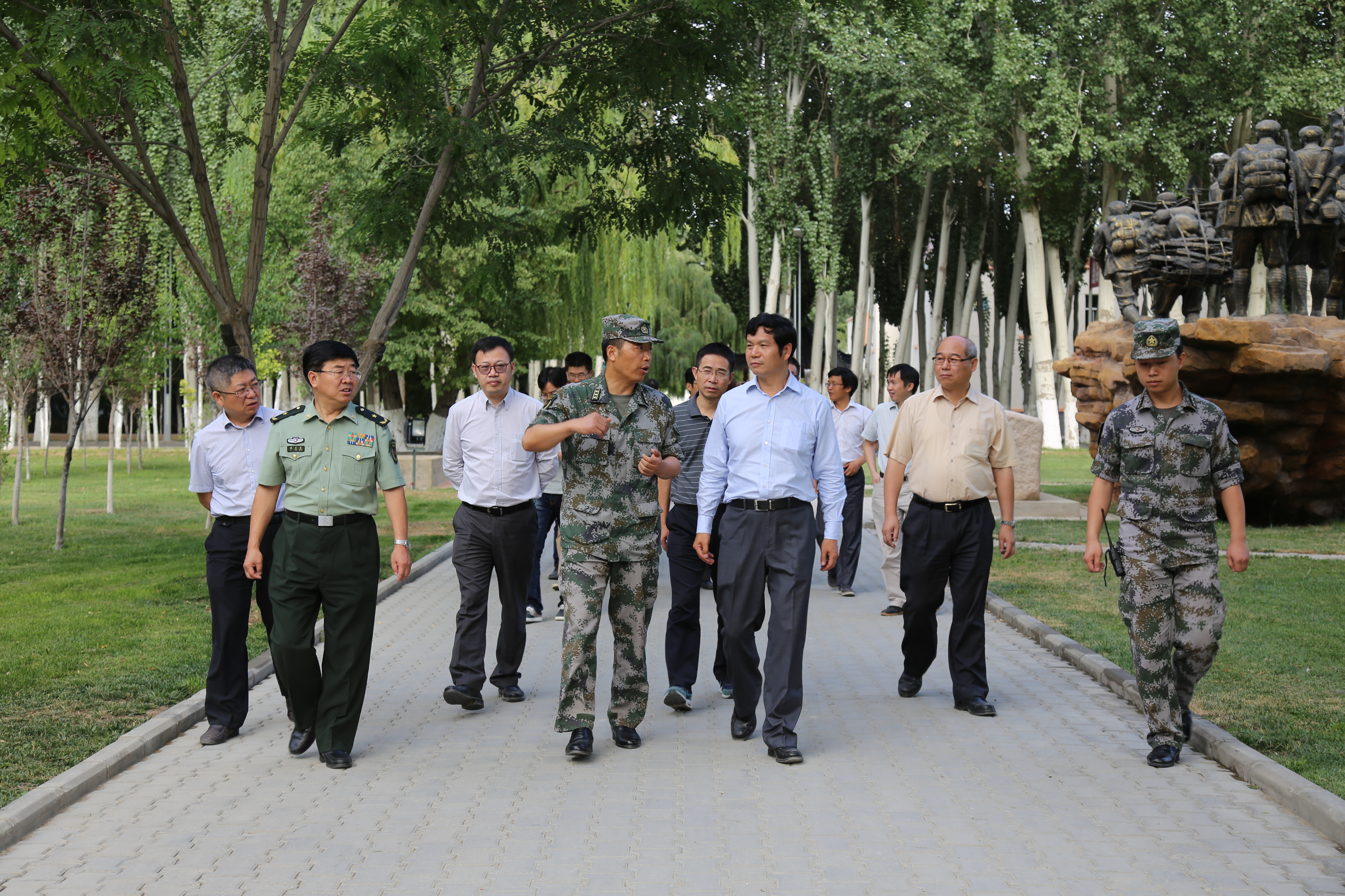 校党委书记郑永安率青年骨干教师赴63650部队学习交流