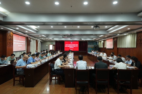 校党委理论学习中心组专题学习习近平总书记重要讲话和全国教育大会精神