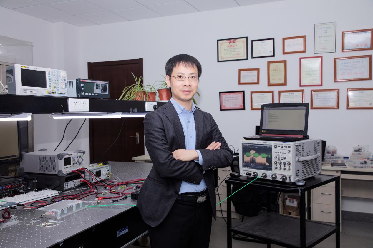 荣誉丨我校潘时龙教授、袁慎芳教授团队分获第三届江苏省“十佳研究生导师”和“十佳研究生导师团队”