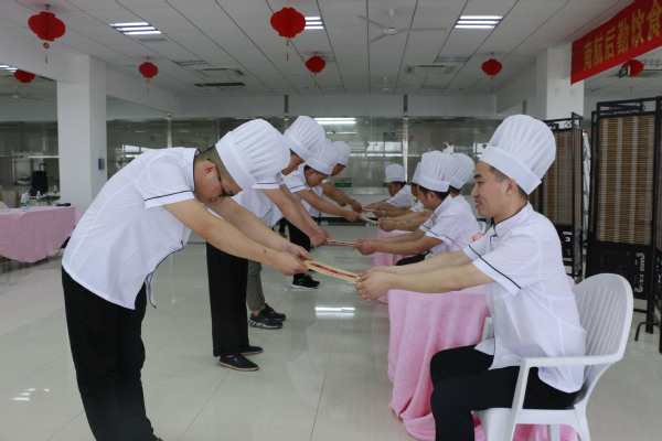 后勤饮食中心举行厨师拜师仪式