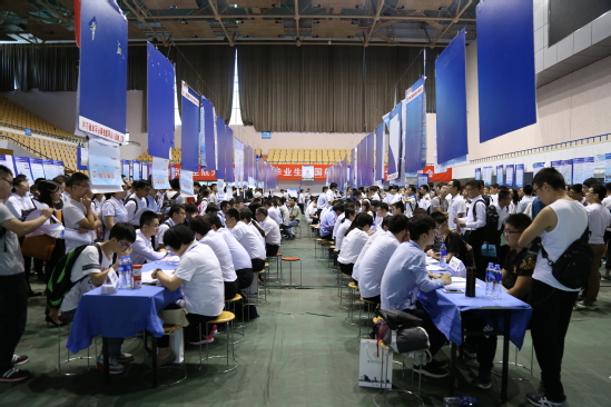 中国航空工业集团公司专场招聘会在我校举行