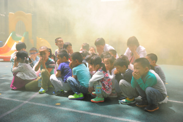 我校举行幼儿园消防疏散演练活动