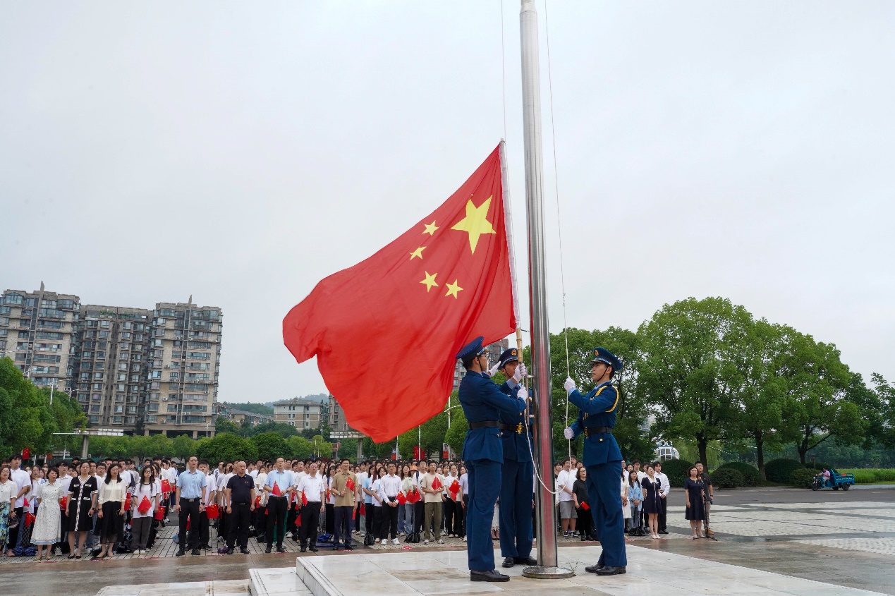 我校举行庆祝中国共产党成立103周年“七一”升旗仪式暨党员集体宣誓活动