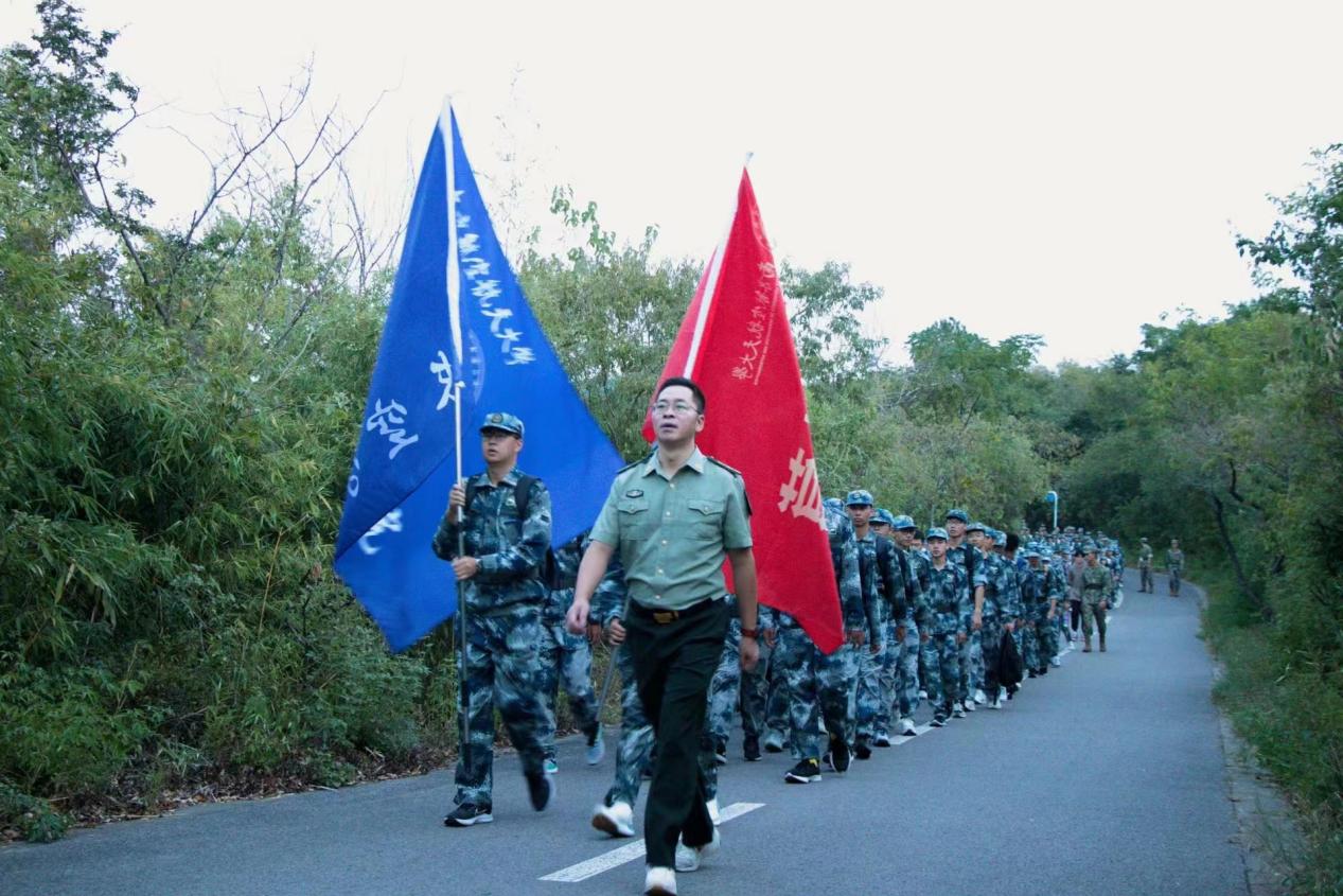 我校2022级新生行军拉练活动圆满完成