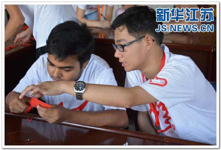 卢山正在练习剪纸