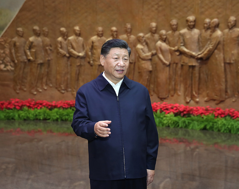 9月12日,中共中央总书记、国家主席、中央军委主席习近平视察中共中央北京香山革命纪念地。这是习近平在香山革命纪念馆参观《为新中国奠基》主题展览,并发表重要讲话。