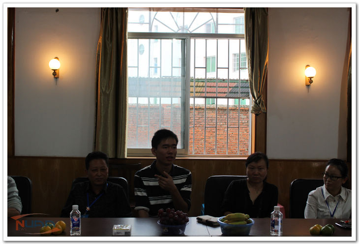 支教团成员彭榆善向涂妍介绍生活情况