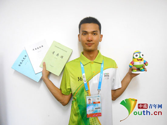 2014年5月，南京航空航天大学大学生高芳开成为一名南京青奥会志愿者。