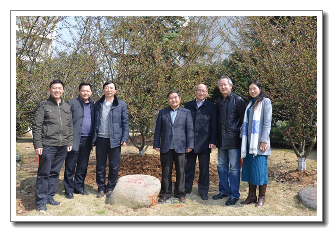 房建成院士和南航校院领导树前合影