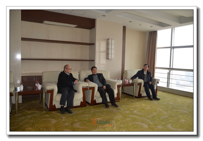 房建成院士与校院领导交流讨论