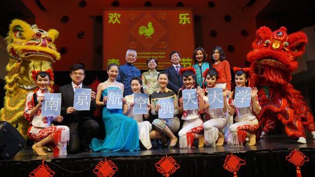 师生与叶皓大使合影