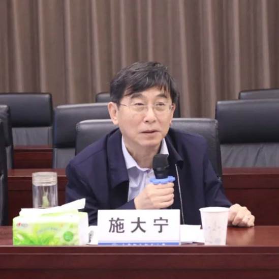 桌子前坐着穿西装的男子

中度可信度描述已自动生成