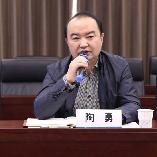 张着嘴的人

中度可信度描述已自动生成