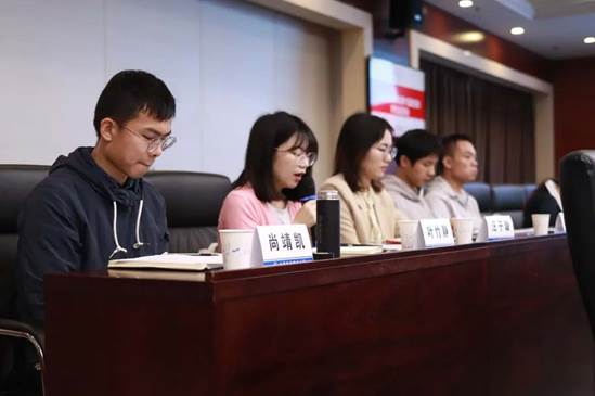 一些人在桌子前

中度可信度描述已自动生成