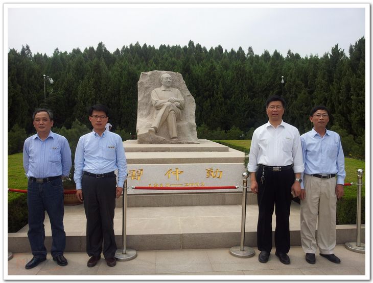 党小组在习仲勋雕像前合影