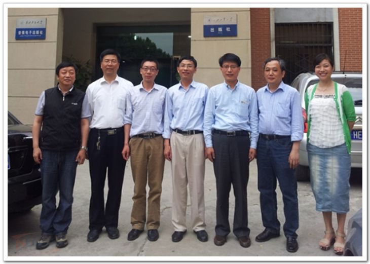 与西工大出版社肖社长（左一）和雷副社长（右一）合影