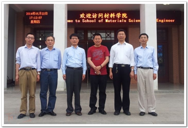 与西工大材料学院书记董文强（右三）合影