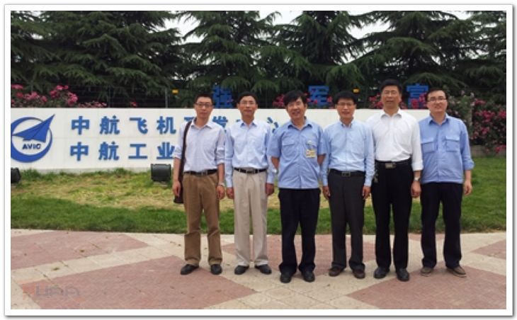 与一飞院标材所楼所长（左三）和张工合影（右一）