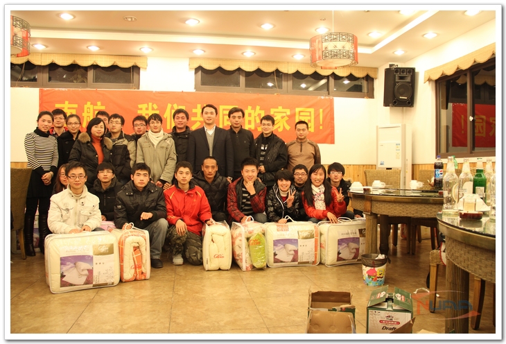 学校为孤儿送上过冬棉被