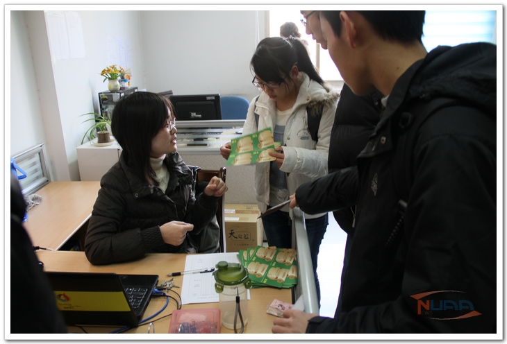 学生资助管理中心助理发放教育超市助学券