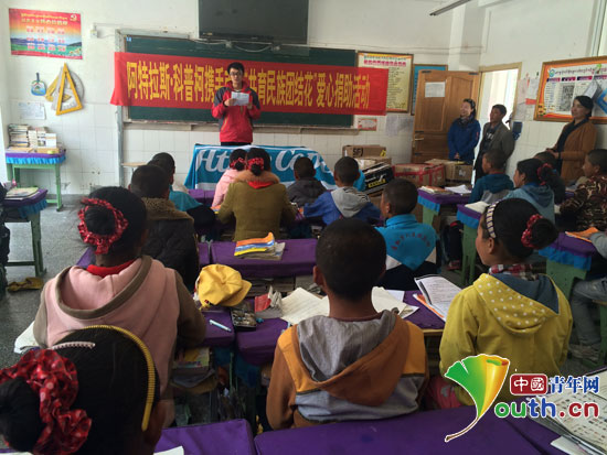 南京航空航天大学研究生支教团为唐加村中心小学送去一批学习用品和文体器材。