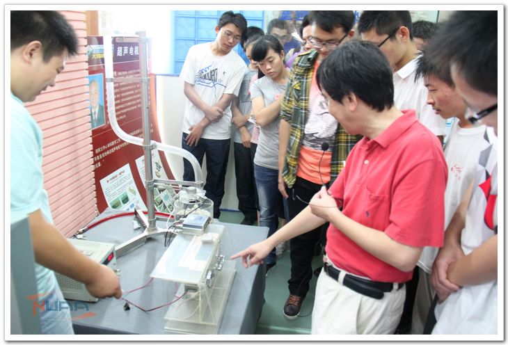 施大宁院长为新生讲解先进物理仪器