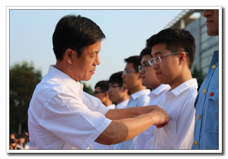 陈夏初为10名学生新党员代表佩戴党徽