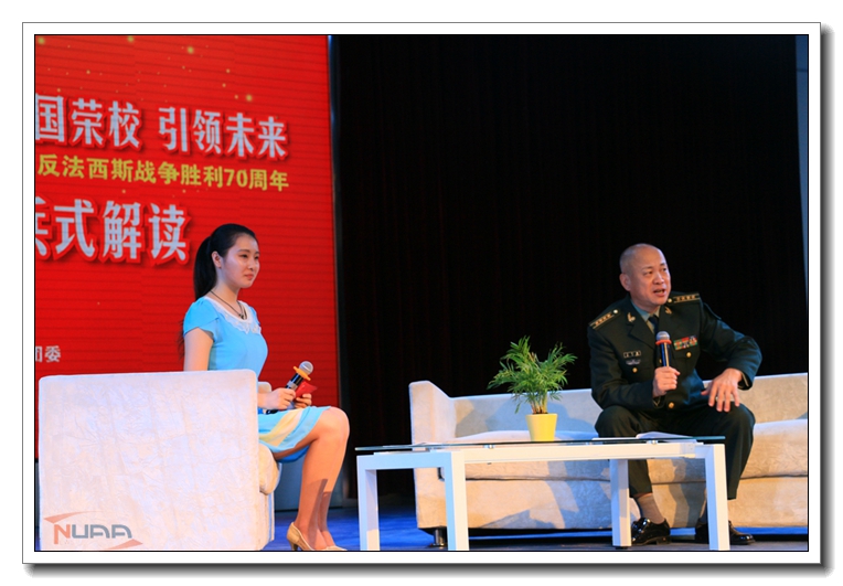 活动现场邀请解放军理工大学专家进行讲解  摄影：张钰