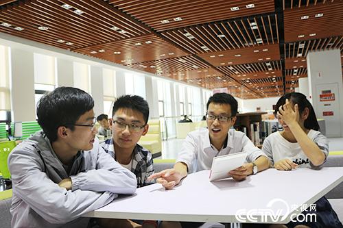 线上互动,线下交流,同学们遇到徐川老师有说不完的话。