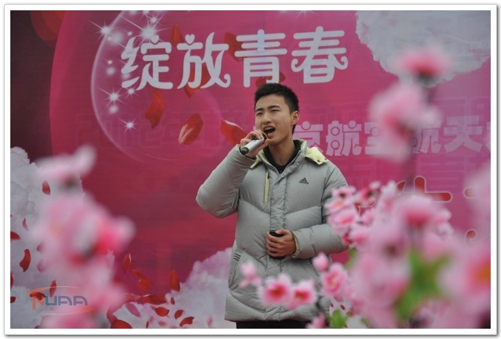 香菜乐团主唱曾蕃予献上了深情的一曲《最重要的小事》