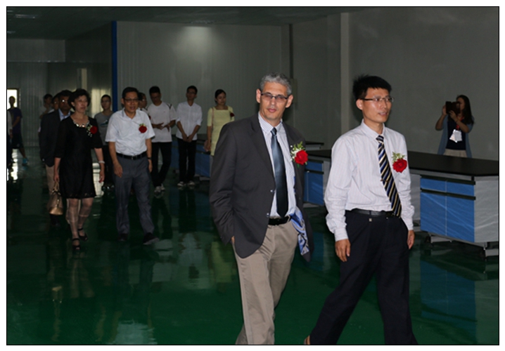 中方人员陪同哈尼塔总经理Oved参观实验室