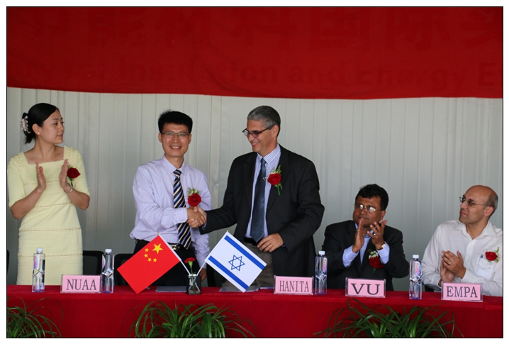 交换签约文本后握手互祝