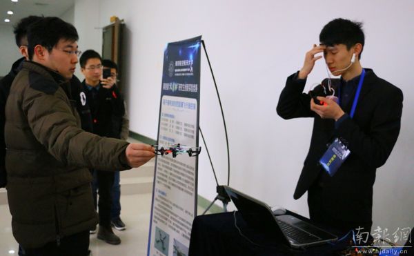 3.脑电波控制四旋翼飞行器演示飞行 摄影:张钰
