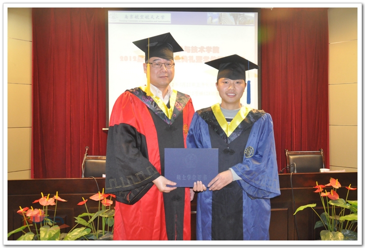 院长黄志球给毕业生颁发学位证书