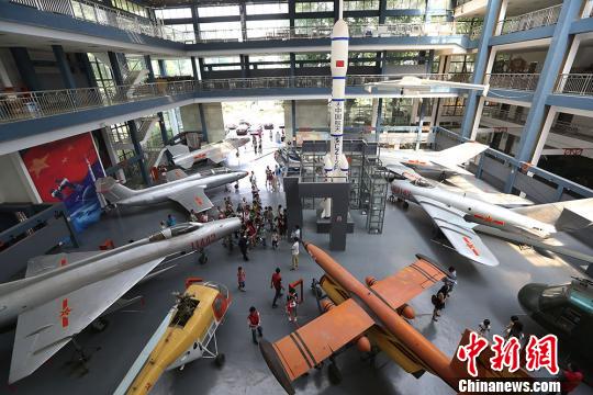 南京航空航天大学开放航空馆掀起航天热