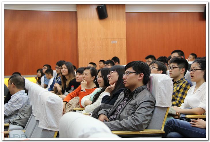 现场同学们认真倾听