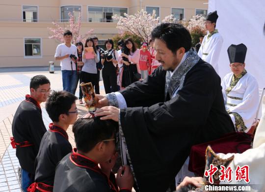 南航大文化季玩“穿越”及笄礼加冠礼弘扬传统文化