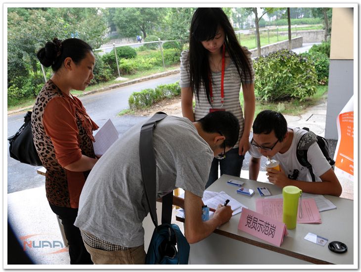 党员示范岗的学生在接待新生