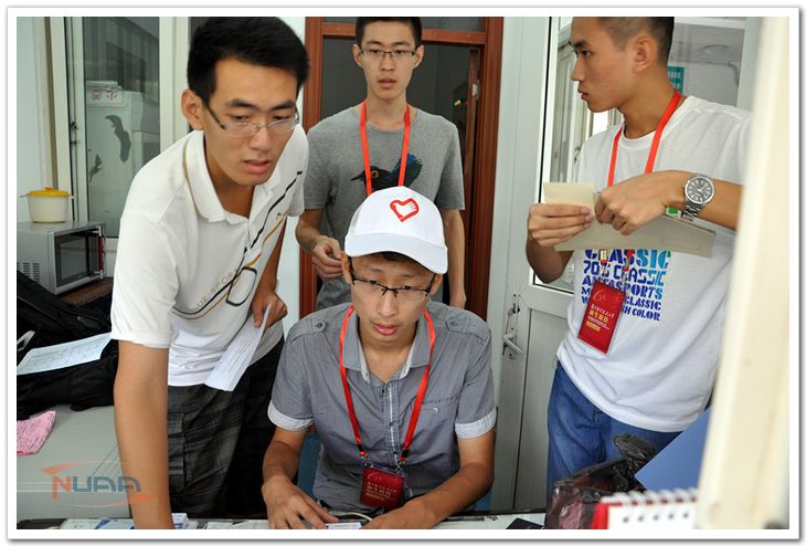 大一新生参与迎新工作