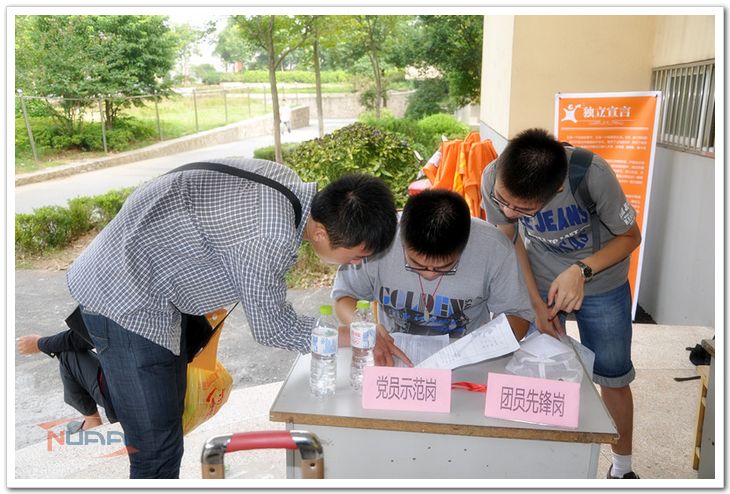 党员示范岗的学生在接待新生