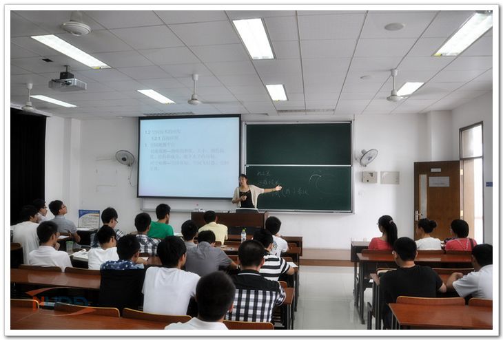 王志瑾教授在进行教学公开课的讲解