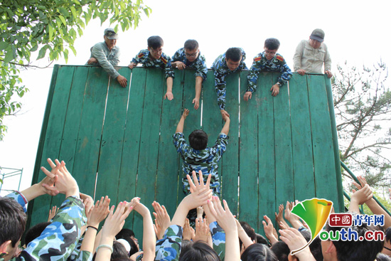南京航空航天大学研究生支教团参加素质拓展。图为南航支教团翻越“毕业墙”。