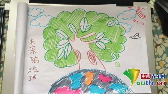 南京航空航天大学支教团在德庆县小学组织学生们开展“保护地球 ”主题绘画活动。图为学生手绘作品。
